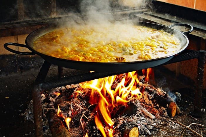 Paella fumante sur le feu