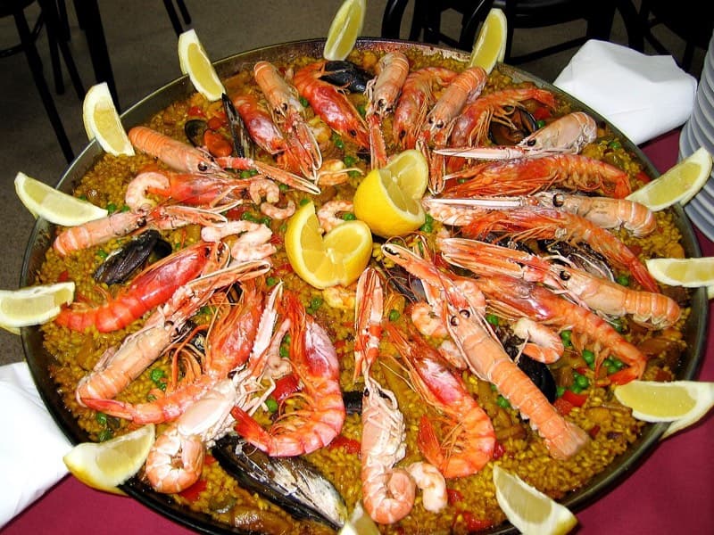 Paella couronnée de gambas et de citron